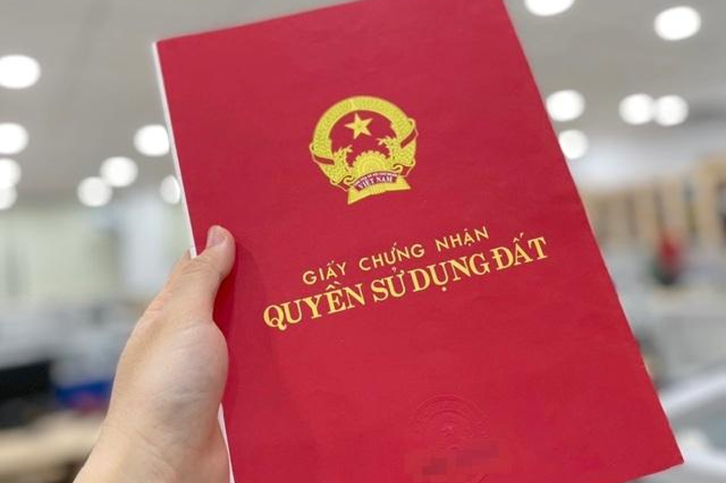 Người Đứng Tên Giấy Chứng Nhận Quyền Sử Dụng Đất?