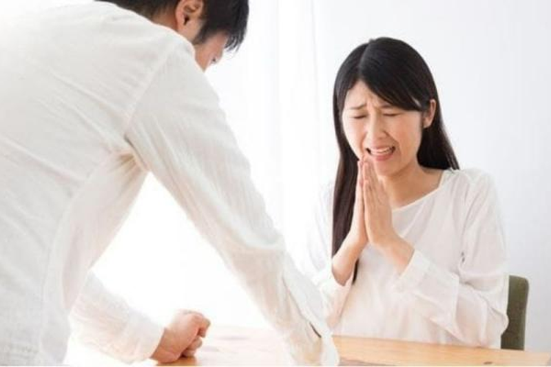 Khi Chồng Ngoại Tình Thì Vợ Nên Làm Gì?